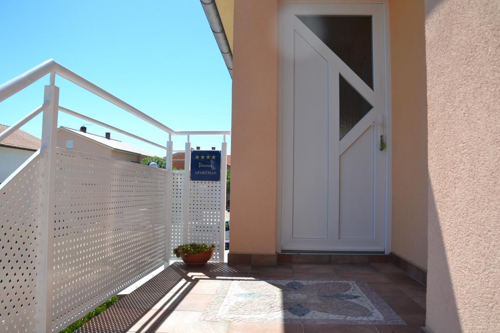 Apartment Klara Кърк Екстериор снимка